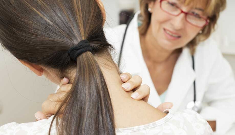 Bir doktor osteokondrozlu bir hastayı muayene ediyor
