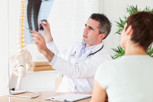 doktor servikal osteokondroz nedeniyle omurganın hasarını gösteriyor